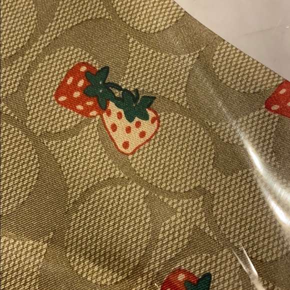 Coach silk diamond scarf strawberry print - Picture 5 of 7